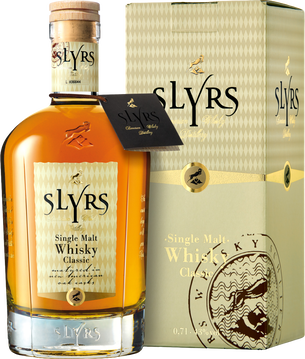 Regionale Rohstoffe, eine schonende Herstellung und ein langer Reifeprozess in den optimalen Fässern aus Amerikanischer Weißeiche machen diesen Klassiker zu einem fulminanten Single Malt, der pur ein echter Genuss ist. 

Durch die Leidenschaft zum Handwerk und die Reifung in neuen Fässern aus Amerikanischer Weißeiche kommt die SLYRS-DNA in Form von Vanille-, Malz- und Karamell - Aromen bestens zur Geltung.