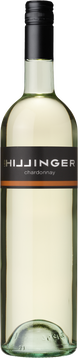 Der Chardonnay drückt seine ausgeprägte Reife farblich durch helles Goldgelb im Glas aus. Die Nase ist geprägt von exotischen Aromen: Banane, Papaya und Zuckermelone, aber auch ein Hauch von Zitrone, Pfeffer und Heublume. Am Gaumen setzen sich Banane, Papaya und Heublumen fort und ergeben getragen von einer reifen Säure einen feinen Mix aus Frucht und Eleganz. Der Abgang ist geführt von Heublumen und Pfeffer von guter mittlerer Länge.