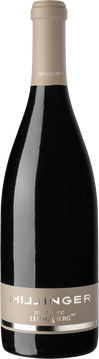 Mittleres Strohgelb mit klaren hellen Rändern. In der Nase spielt unser Pinot Blanc vom Leithaberg mit den unterschiedlichsten Aromen. Angefangen mit einer leichten Exotik nach Zuckermelone und Banane sind auch Kardamom, Haselnüsse und leichte Briochenoten deutlich wahrnehmbar. Dominiert wird die Nase jedoch von der für den Leithaberg typischen Feuersteinaromatik. Zunächst setzt sich die feine Exotik nach Banane und Zuckermelone am Gaumen fort. Dann spürt man seine Überzeugung und Eleganz. Zuerst mittelkräftig, dann stärker werdend, stellt sich die Balance aus frischer Säure und klarer herkunftsgeprägter Kalksteinmineralität ein. Jene Mineralität erweist sich als sehr standhaft und prägt den Abgang über die gesamte Länge. Enthält Sulfite.