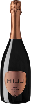 Strahlendes Goldgelb mit grünen Reflexen und einer feinen, konstant aufsteigenden Perlage – so präsentiert sich der biologische HILL Brut Reserve im Glas. In der Nase entfalten sich die Aromen von Brioche, grünem Apfel und getrockneten Zitrus- und Orangenschalen, untermalt von der Frucht roter Beeren. Eingebettet in ein elegantes Wechselspiel zwischen Säure und Perlage setzen sich diese Aromen am Gaumen fort. Schließlich hinterlässt der lange, balancierte und frische Abgang einen sehr kompakten Eindruck. Ein stilvoller Begleiter, der zu allen Gelegenheiten Freude bereitet.