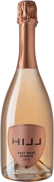 Helles, zartes Rosa mit pfirsichfarbenem Kern und fein moussierender Perlage. Fruchtig, florales Aroma in der Nase mit Anklängen nach reifem Steinobst und hellen, roten Beeren. Am Gaumen setzt sich diese Aromatik, gestützt von der feinen Säure, weiter fort. Dadurch werden die Aromen im biologischen HILL Brut Reserve Rosé sehr differenziert wahrnehmbar und wirken frisch und feingliedrig.