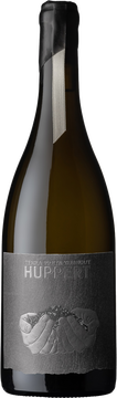 Die animierende Frucht von Birne und hellem Steinobst paart sich mit feinen Komponenten von Pistazie, Vanillebiskuit und einem Hauch Kamille. Komplex und distinguiert, mit viel  Druck am Gaumen ist er lange präsent. Ein großartiger Wein mit langem Reifepotenzial. Unfiltriert.