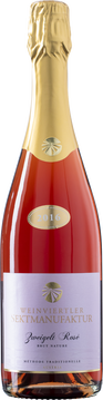 Ein äußerst fruchtbetonter Rosé, der sich hervorragend als Speisenbegleiter eignet. Weichseln kombiniert mit einer feinen Kräuterwürze in der Nase und einem intensiven Spiel aus Extrakt und Säure am Gaumen lassen diesen Sekt besonders gut schmecken!