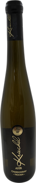 Fast neu im Ausbau ist dieser exklusive Chardonnay ein voller Erfolg!
Der Wein ist im Glas klar und blass strohgelb. Im Duft finden sich Aromen von knackigen Äpfeln und frischer weißer Melone. Die Lagerung im französíschen Barrique verleiht dem Wein neben dem Röstaroma eine leichte Vanille-Note. Hervorragend passt der Ahrweiler Chardonnay zu einer mediterranen Schinken/Käseplatte ebenso gut wie zu gut gewürztem Hühnchen.