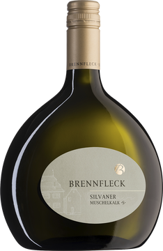 Voll von  Mineralität, Kraft und nuancenreicher Fülle präsentiert sich dieser auf Muschelkalkboden gewachsene elegante Silvaner. Eine gelungene Kombination mit Kalbstafelspitz und frischen Spargelvariationen, die begeistert.