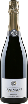 Dieser Einstiegs-Chardonnay von Bonnaire überrascht mit 
expressiven Aromen von Pampelmuse, Ananas und Zitrus, begleitet von einem 
ausgewogenen Briocheduft. Im Mund präsentiert er sich äußerst präsent und komplex, mit einem Finish von reifen Zitrusfrüchten und einer fein ausbalancierten 
Mineralität. Die Frische, Klarheit und Reinheit dieses Champagners werden durch ein mineralisch-cremiges Bouquet unterstrichen, das den Charakter der Côte des Blancs widerspiegelt. Es ist ein frischer und mineralischer Wein, der die kalkhaltige Struktur des Bodens elegant betont.