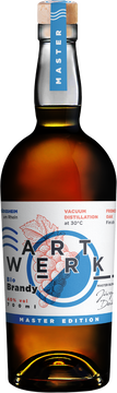 Frei gedacht und ohne Grenzen wurde dieser Brandy in Zusammenarbeit mit Jürgen Deibel, einen der profiliertesten Cognac & Whisky Experten in Deutschland und Europa, kreiert. Ein handwerklich hergestellter Brandy, welcher durch sein fruchtiges Aroma nach getrockneten Früchten & ausbalancierten Holznoten französischer Eiche ein komplexes Aromen Spiel entwickelt.
Im Streben nach den besten Weinen für diesen Brandy wird von den Weinbauern nur beste Traubenqualität aus biologischem Anbau verarbeitet. Durch die aromaschonende Vakuumdestillation (bei unter 30°C) und Lagerung in ausgewählten alten Eichenholzfässern wird dieser Brandy ein einzigartiges Geschmackserlebnis. Er vereint das Handwerk des Winzers mit der Kunst des Master Blenders. Ein wahrhaft meisterliches Stück Handwerkskunst.