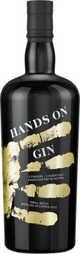 In doppelt gebranntem Weißen Rum werden für den HANDS ON Gin nur FÜNF ESSENTIALS angesetzt:

Der WACHOLDER - gibt die angenehme Würze, die das Grundgerüst eines feinen Gins definiert. 

Die SCHWARZE RIBISEL (Johannisbeere) - ist gemeinsam mit dem weißen Rum für das angenehm volle Mundgefühl verantwortlich und liefert wie der Wacholder eine feine erdig-herbale Note. 

Das ZITRONENGRAS - verleiht dem HANDS ON die erste frisch-fruchtige Nase, welche beinahe ein wenig an grüne Birnen erinnert. Am Gaumen unwahrscheinlich frisch und lebhaft. 

Der BLATTKORIANDER - immer sehr frisch verarbeitet gibt am Gaumen wie in der Nase eine angenehme Top-Note, die im Glas unglaublich gut mit fruchtigen Tonics kombinierbar ist. 

Die ORANGENSCHALE - rundet die anderen Geschmäcker ab und verbindet die übrigen Essentials zu einem Ganzen. In der Nase, wie im Mund sehr dezent wahrnehmbar, erfrischt sie das Gesamtgeschmacksbild unwahrscheinlich.

Weitere Infos zum Gin von David Gölles finden Sie unter davidgoelles.at