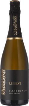 Der Wein brilliert hellgelb mit goldenen Reflexen im Glas. Fein aufsteigende Perlen mit zartem Schaumkranz.
Fleur de Sel, Austernschale, reife Zitrone, Dill, Sanddorn, Brioche, Macadamianuss, Hefenoten.
Pure Eleganz, salzig-mineralische Frische, druckvoll, geradlinige reife Säure, sehr weinig und feinperlig, dichtmaschige und griffige Struktur. Große Länge!