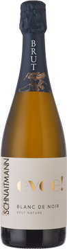 Tiefes Gelb mit goldenen Reflexen. Dicht aufsteigende Perlen mit zartem Schaumkranz.
Noten von Kaffir-Limette, rotbackigem Apfel, Johannisbeere, Preiselbeere, grünem Tee, Haselnuss, geröstetem Bauernbrot, Meeresbrise.
Animierende Säure und griffige Struktur, feiner Schmelz, mit langanhaltendem Geschmack.