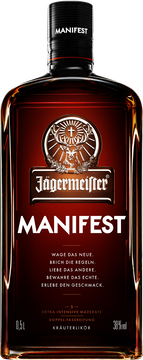 Jägermeister Manifest ist ein einzigartiger Premium-Kräuterlikör für höchste Ansprüche an Geschmack und Qualität. Das Produkt baut auf der Tradition von Jägermeister auf: Einer klassischen Rezeptur mit 56 botanischen Rohstoffen aus aller Welt. Aus diesen 56 Kräutern, Wurzeln und Früchten werden bei unserem klassischen Jägermeister vier Mazerate hergestellt. Für Jägermeister Manifest wird ein 5. Mazerat gewonnen, welches weitere botanische Rohstoffe beinhaltet und so für eine deutlich höhere Kräuterbeladung sorgt. Die alkoholische Basis zur Ausmischung des Jägermeister Manifest bildet ein mildes Weizenfeindestillat, welches zum Großteil in kleinen Eichenfässern für rund 15 Monate gelagert wird. Es sorgt so für eine vielfältige Komplexität und gleichzeitig für einen milden und sanften Genuss. Geschmacklich überzeugt Jägermeister Manifest mit einem komplexen Kräuteraroma mit vanillegeprägter Holznote. Das bernsteinfarbene Liquid hat einen Alkoholgehalt von 38% vol.