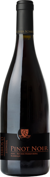 Der Wein zeichnet sich durch einen intensiven beerigen Geschmack aus, der an reife Kirschen, Brombeeren und Himbeeren erinnert. Diese fruchtigen Noten werden von einer angenehmen Säure begleitet, die dem Wein eine harmonische Struktur verleiht.

 

Der Spätburgunder stammt aus der Lage Recher Herrenberg, der auf einem Schieferverwitterungsboden gewachsen ist. Dieser Boden verleiht dem Wein eine besondere Mineralität und Tiefe. Durch die Kombination aus der Reife im Barrique und dem Einfluss des Schieferbodens entsteht ein komplexer und ausdrucksstarker Rotwein, der sowohl pur als auch zu verschiedenen Speisen ein Genuss ist.