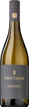 Im Glas entfaltet sich ein Potpourri verschiedenster Aromen. Von süßlichen Anklängen wie der Nashi-Birne bis hin zu herzhaften Komponenten eingelegter Walnüsse und Schwarztee. Ein enormes Gerüst aus Phenolen, Tannin und Salzigkeit sorgt für eine prägnante Haptik am Gaumen. Die Tannine machen den Wein langlebig und griffig.
