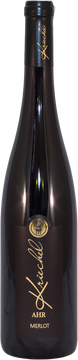 Im Glas ist dieser Merlot ein Wein, dessen Farbe an dunkles, glänzendes Kirschrot 
erinnert. In der Nase entdeckt man Aromen von Sauerkirsche, Kräutern, Orangenabrieb 
sowie mineralische-, erdige Noten.
Im Mund ein trockener Wein mit milden Taninen, einer saftigen sowie animierenden Säurestruktur und einem straffen kreidigen Finale. Dies ist ein kräftiger, dunkeler 
Rotwein, der trotz seiner internationalen Rebsorte eine unverkennbare Note des Ahrtals mit sich trägt.