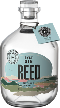 Distilled on Sylt in der nördlichsten Distille Deutschlands und Made by the Sea sind bei unserem REED Gin kein Lippenbekenntnis! Unser Gin ist ein echtes Sylter Produkt und besteht zudem aus speziellen Zutaten, die auf der Insel zu Hause sind. Wir kombinieren Salzwiesen-Kräuter,  Meerespflanzen sowie Kräuter aus den Dünenlandschaften.



Darüber hinaus nutzen wir Sylter Wasser, welches extrem weich ist und das vollmundige weiche Aroma der Botanicals unterstreicht. Gefiltertes Meerwasser verfeinert mit der leichten Salznote das Geschmackserlebnis im Abgang.



Wir verarbeiten Wacholder-Beeren aus dem nördlichsten Vorkommen Europas. In einem privaten Forstgebiet in Schleswig-Holstein dürfen wir diese Besonderheit pflücken und exklusiv als Zutat nutzen. Unser REED Sylt Gin ist ein „Distilled Gin“, was bedeutet, dass alle Aromastoffe  durch einen Destillationsprozess übertragen werden – exklusiv produziert in unserer Distille in Rantum am Hafen. Der nuancenreiche und überzeugende Charakter mit der frischen Sylter