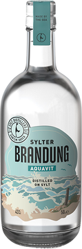 Unsere Sylter Brandung ist ein echter Sylter Aquavit. Destilliert wird er direkt in Rantum und es werden Sylt typische Botanicals genutzt. Neben den Grundzutaten wie Kümmel und Sternanis, gehören ausgewählte Dünen- und Salzwiesenkräuter zur Rezeptur und geben unserem Aquavit das gewünschte Sylt Aroma. Eisgekühlt zum Essen oder als Longdrink mit Tonic oder Ginger Ale. Für jeden seine Brandung … sanft oder stürmisch.

Mehr Sylt geht nicht!