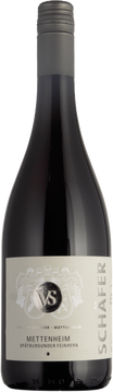 Die Trauben dieses Spätburgunders stammen aus unseren besten Lagen. Ausgebaut wurde der Wein in Edelstahl, was den fruchtigen Charakter der Rebsorte hervorhebt.
Rotfruchtige Aromen, gepaart mit leicht erdigen Noten in der Nase. Am Gaumen saftig mit vollmundigem Geschmack und besonders harmonisch.