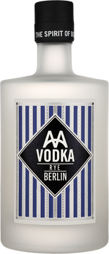Handgemachter feinfruchtiger Vodka aus der Aroser Allee (AA) in Berlin. Hergestellt aus vollem Korn von sortenreinem, deutschem Roggen, mit komplexer, herber Aromatik und Intensität.
AAVODKA RYE IST EINE EINZIGARTIGE KOMBINATION VON BESONDERER REINHEIT, VERFEINERT MIT NUANCEN VON KAMPOT PFEFFER, DIE SICH HARMONISCH IN DIE ROGGENAROMATIK EINFÜGEN UND IN VERBINDUNG MIT ENERGETISIERTEM WASSER EIN HOMOGENES DESTILLAT PRÄGEN, WELCHES SICH BESONDERS AM GAUMEN DURCH EINE UNVERWECHSELBARE VOLLMUNDIGKEIT UND WEICHHEIT AUSZEICHNET.