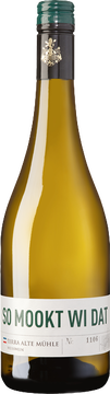 In der sanften holsteinischen Hügel- und Seenlandschaft werden von uns seit 2009 auf zwei Hektar Anbaufläche pilzwiderstandsfähige Rebsorten angebaut. Das milde Klima verleiht dem Wein eine große Aromenvielfalt. Ausgebaut werden die Weine in Bretzenheim an der Nahe.

In der Nase dominieren zunächst Aromen von Stachelbeere und reifer Grapefruit. Mit einem Hauch schwarze Johannisbeere und feinen Noten von Pfirsich und gelber Birne wirkt der Wein frisch und saftig. 

Am Gaumen spürt man ein sehr straffes Gerüst, das von gleicher Saftigkeit geprägt ist. Pfirsich und Cassis spielen mit kräuterigen Anklängen und verleihen dem Wein ein an Sauvignon Blanc erinnerndes Aroma. Ein leichtes und angenehm frisches Prickeln macht sich breit. Die reife Säure verleiht dem Wein Stabilität und Halt. Im Nachhall kommen taktil-mineralische Noten zum Tragen, die dem Wein zusätzlich Substanz geben.

Ein Wein mit sehr viel Trinkfluss, bei dem sich Leichtigkeit und Substanz wunderbar vereinen. Kombiniert mit frischen Salaten, Nudelge