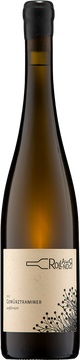 Gewürztraminer mal anders: trocken, unfiltriert, aus dem Holzfass.
Mit der Konzentration der Aromen wurde bei diesem Wein schon im Weinberg begonnen. Normalerweise bilden gesunde Trauben den Grundstein eines Spitzenweines. Dieses Prinzip wird bei der Edelfäule durch den Botrytis-Pilz auf den Kopf gestellt. Dieser perforiert die Beerenhäute und das Wasser in der Traube verdunstet. Dieser Effekt wird traditionell zur Herstellung sehr edler, süßer Weißweine verwendet. Wir haben uns gefragt, wie schmeckt das in trocken?
Im Keller wurde unser Gewürztraminer in einem 500l Akazienfass vergoren. Bei der Spontangärung wird der Natur ihren Lauf gelassen. Das Ziel sind wilde und einzigartige Weine.
Unfiltriert auf die Flasche gefüllt, damit jedes Fünkchen Magie und jede Aromanuance erhalten bleibt.  
Würziger Wein mit sanfter Säure. Volle Konzentration an Aromen. Auf der einen Seite typisch Gewürztraminer mit Rosenduft, Honig und Akazienblüte. Dazu außergewöhnliche Geschmacksnuancen, die an Pfirsichlikör und Bitterorang