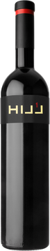 Der erste Top-Wein, der das Weingut Leo HILLINGER verließ, erhielt den Namen HILL1. Die Cuvée aus Merlot, Blaufränkisch und Zweigelt zeigt sich im Glas granatrot mit ziegelfarbigem Rand. Aus der Nase spricht eine Vielfalt an Aromen: dunkle Früchte, schwarze Ribisel, Kirschen und Heidelbeeren, umgeben von einem zarten Balsamico- und Schwarzteeton, was dem Wein einen erdigen Duft verleiht. Diese erdigen Aromen setzen sich am Gaumen fort, wo sich der Wein trocken, mit einer angenehm stützenden Säure und vollmundigem Tannin präsentiert. Auch im Geschmack zeigen sich Tee- wie Balsamicoaromen sowie die Fruchttöne von Johannisbeere. Der lange Abgang hält eine perfekte Balance.