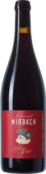 Herr Rossi“ ist ein echter Charakterkopf! Er ist unsere mediterrane Interpretation einer
charakterstarken Rotweincuvée. Das Zusammenspiel aus Cabernet Carol und Pinot Noir sorgt für
Rasse, Biss und wunderbare Frucht.