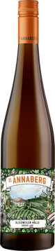 Unter permanentem Trockenstress wächst hier ein Riesling unter schwierigsten Bedingungen. Bis zu 65-jährige Rebstöcke versuchen in 30 Metern Tiefe an vorhandene Wasservorräte zu kommen. Intensiv fruchtige Rieslinge bilden das Resultat.