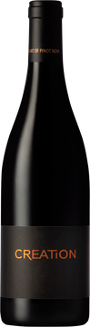 Absolut bezaubernd, ein leuchtendes Granatapfelkernrot. Komplexe, samtige Textur, Würze und Parfüm. Der Prinz der Rotweine in seiner charmantesten Form.