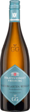 In der Farbe strahlendes, helles Gelb.
Im Geruch vielschichtige, verspielte Aromen,
Birne und Quitte, feine Stachelbeere.
Im Geschmack ein gewaltiger Auftakt,
muskulöser und eleganter Körper, grazile,
angenehme Säure, saftig, nachverlangend,
dichte Mineralität des Vulkan-
Verwitterungsbodens im Abgang.
Deutscher Qualitätswein - enthält Sulfite