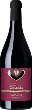 Die in der Schweiz gezüchtete Sorte Gamaret ist eine Kreuzung zwischen Gamay und Reichensteiner. Ein ausdrucksstarkes und warmes Bouquet prägt diese Sorte. Es empfiehlt sich, den purpurfarbenen, gehaltvollen Wein frühzeitig zu öffnen und zu dekantieren. So entfaltet er seine ganze Kraft in der Nase und am Gaumen und zeigt würzige Noten und Aromen von schwarzen Beeren mit Röstnoten. Elegant und rassig endet er mit einem langen Finale, den Schlusspunkt mit einem Hauch von Würzigkeit setzend. Der während 10 bis 12 Monaten in Eichenholzfässern ausgebaute Wein harmoniert perfekt mit raffinierten Speisen.