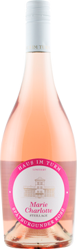 Von der attraktiven Lachsfarbe über den beerig-fruchtigen Duft bis hin zum harmonischen Geschmack. Ein Rosé der mit seiner unkomplizierten Leichtigkeit überzeugt.