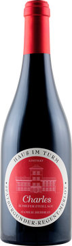 Erstmalig am nördlichen Mittelrhein Merlot angebaut. Rote Kirschen, Mirabellen, Erdbeeren, Schokolade. Kraftvoll und vollmundig mit feinmineralischem Finale.