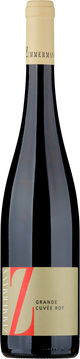 Dieser  Rotwein aus Cabernet Sauvignon, Cabernet Franc und Merlot, ein typisches Bordeaux-Cuvée, hervorgegangen aus sorgsam von Hand gelesenen Trauben kleiner Beeren, zeichnet sich durch eine beeindruckende Konzentration fruchtiger Aromen aus. Die 3-wöchige Maischegärung hat zu einer tiefen Struktur und einer facettenreichen Geschmacksentfaltung beigetragen. In der Nase entfaltet sich ein verlockendes Bouquet von dunklen Waldbeeren, begleitet von Nuancen von Lakritez und einem Hauch von leichtem Leder. Diese komplexe Aromenpalette verheißt ein intensives und gleichzeitig elegantes Weinerlebnis. Die Reifung erfolgte über zwei Jahre in Barriques, was dem Wein eine angenehme Tiefe und Komplexität verleiht. Der biologische Säureabbau trägt zu einer ausgewogenen Säurestruktur bei und bewahrt die Frische der Fruchtaromen