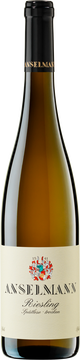 Eleganter und zugleich kräftiger Riesling mit sehr Rieslings-typischem, fruchtbetonten Bukett nach Pfirsichen, Aprikosen, Grapefruit und knackigen Äpfeln. Im Geschmack ist er sehr kräftig mit einer angenehm erfrischen- den, sehr gut eingebundenen Säure. Im Abgang sehr nachhaltig. Insgesamt ein Wein, der den Riesling-Charakter der Südlichen Weinstraße gut repräsentiert.