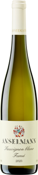Ein besonderer Sauvignon Blanc von ausgewogener, mineralischer Art. Das Bukett besteicht durch feine Würze und rauchige Aromen, ergänzt durch Anklänge von Cassis und Stachelbeere. Die lange Reife auf der Hefe gibt ihm Schmelz und Mundfülle.