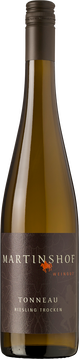 Der Geduldige /

Für die, die von einem Riesling mehr möchten und Geduld haben, denn dieser Wein braucht Zeit!

Achim spielt gern mit dem Holzfass und wenn er die passende Weinqualität findet, dann veredelt er diese gekonnt im Holzfass. Wie bei diesem Riesling TONNEAU.