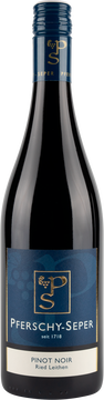 Charakteristisch ist seine eher helle Farbe, der typische Duft ist dezent und erinnert an Beerenfrüchte. Der Wein ist durch die samtige Präsenz am Gaumen und die helle rubinrote Farbe unverkennbar.