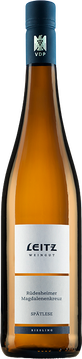 In der Nase präsentiert sich die Magdalenenkreuz Spätlese mit einem feinfruchtigen Ausdruck von reifem Apfel und Birne; einem exotischen Anflug von Grapefruit, Orange und Quitte. Die geschmackliche Wahrnehmung schafft in Verbindung mit einem einzigartigen Frucht-Säure-Spiel Begeisterung mit intensivem Abgang. Neben diesen expressiven Fruchtnoten fügen sich in dieser sehr saftigen Riesling-Variation auch leicht mineralische Anklänge hinzu. Diese Spätlese zeigt wie leicht es einem Riesling fallen kann, sich auch neben sehr intensiven Speisen zu behaupten und eine Vielzahl von neuen Kombinationsmöglichkeiten zu eröffnen.