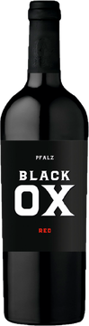 Die Rotweincuvée der Extraklasse - saftige Wildkirsche, ein Hauch Schokolade, grüne Paprika kombiniert mit einer würzigen Charakteristik. Kraftvoll am Gaumen, präsente Säure und ein anmutender Nachhall, sind das Ergebnis dieser komplexen und umwerfenden Symbiose. Bereits die kraftvolle Optik der Cuvéeflasche ist einzigartig. Die Cuvée besteht aus Cabernet Sauvignon, Dornfelder & Tempranillo.