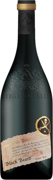Als "Piratenschatz" wurde unser Black Beard über mehrere Jahre im Lergenmüller'ischen Kellerverlies gehütet. Kräftig und edel stellt er sich im Vergleich mit den Giganten der sieben Weltmeere. Die Rotweincuvée aus Cabernet Sauvignon, Merlot und Sankt Laurent präsentiert sich stolz, wuchtig, fruchtintensiv (Holunderbeere und Wildkirsche) und sehr kompakt. Ein starkes Tanningerüst verleiht dem Black Beard zudem interessantes Reifepotential.