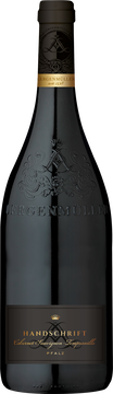 Eine Vermählung der Rotweinreben Cabernet Sauvignon und Tempranillo, welche die Handschrift des Kellermeisters wiederspiegelt. Eine hervorragende Komposition von beerigen Einflüssen (Himbeere, Erdbeere, Johannisbeere) und vegetativen Noten, sowie einer leicht würzigen Nuance. Töne von Pflaume und Lakritze finden sich im Geschmack wieder. Dieser Wein kann Wildgerichte und Speisen mit dunklen Saucen wunderbar ergänzen. Beeindruckend langer Abgang mit charmanter Säurepräsenz.