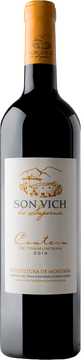 Dieser Wein stammt aus den besten Hanglagen der Serra de Tramuntana mit östlicher Ausrichtung, die ihm seine eigenständige Persönlichkeit verleihen. Gepflegte und ausgewählte Weinstöcke aus einer Weinlage von 1,4 Hektar Fläche. Weinbereitung mit viel Geduld, in deren Verlauf die intakten entrappten Trauben in Edelstahltanks vergoren werden und insgesamt 25 Tage auf der Maische liegen. Danach bleibt der Wein weitere fünf Monate in Kontakt mit der Feinhefe.
Er reift 12 Monate in französischer Eiche und durchläuft eine Flaschenreife von weiteren 12 Monaten. Da dieser Wein keinem Stabilisierungsprozess unterzogen wurde, ist das Auftreten von Bodensatz möglich, weshalb empfohlen wird, ihn zu dekantieren.