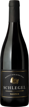 Der kirschrote Pinot Noir Saliser Grande Selection trägt eine Vielfalt an Aromen in sich und wirkt dennoch burgundisch fein. Er beeindruckt durch seine Komplexität und Raffinessen ohne Ende – ein abenteuerliches Trinkvergnügen. Mit einem Hauch von Schokolade und edlen Beeren zeigt der elegante Pinot Noir seinen Charakter.