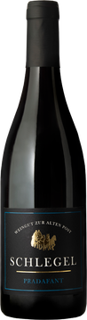 Der fruchtige Ausdruck und seine spielerische Eleganz machen unseren Pinot Noir Pradafant Barrique unwiderstehlich. Die passende Säure ergänzt das eingebundene Holz und das trockene Beerenaroma optimal. Im Nachhall werden seine Aromen immer intensiver und lassen ihn zu einem wahren Trinkerlebnis werden. Ein Muss für alle, die beerigen Wein lieben.