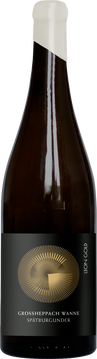 Mit transparentem Rubinrot präsentiert sich dieser Spätburgunder in der Nase wie
ein Kaleidoskop: dunkle rote Beerenfrüchte und Steinobst wie Schwarzkirschen und roter Weinbergpfirsich, untermalt von würzigen Aromen. Piment, Nelken und Sandelholz werden durch Muskat- und Zimtblüten in der Kopfnote ergänzt. Am Gaumen zeigt er sich seidig mit engmaschigem und feinkörnigem Gerbstoff, der fast
pudrig wirkt. Ein reifer, weit gespannter Säurebogen sorgt für kühle Frische und ein allgemein kühles Naturell. Verspielt und feinfruchtig mit noblem Tannin und langem Finish.