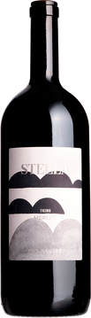 Stella, Merlot del Ticino, DOC, 2018
Farbe: Rubinrot mit granatroten Reflexen, klar und konsistent.
Ein harmonischer und ausgeglichener Merlot. Trocken, warm und weich mit samtigen Tanninen, frisch und saftig. Anhaltend, mit Körper und einem angenehmen Nachgeschmack nach Schokolade, Kaffee und roten Früchten. 
Dieser Wein passt gut zu rotem Fleisch, Wild und reifem Käse. Sehr gut zu einem saftigen Tessiner Zicklein oder zu Hirschpfeffer.