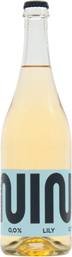 NINO Lily 0.0% ist ein prickelndes, zitrusbetontes, alkoholfreies Getränk mit einem komplexen Körper. Elegante Holunderblüten- und Zitrusaromen vereinen sich mit einer knackigen Säure und einem Hauch Cayenne, der für einen intensiven, langanhaltenden Abgang sorgt. Aus hochwertigen Früchten, Tees und Botanicals kreiert, ist Lily ein stilvoller Aperitif oder Begleiter zu leichten Gerichten – eine erfrischende und gesunde Alternative zu Sekt.