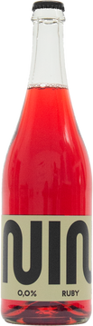 NINO Ruby 0.0% ist ein erfrischender, prickelnder alkoholfreier Rosé mit Aromen von reifen Beeren, saftigen Kirschen und floralen Noten von Jasmin und Hibiskus. Sanfte Tannine, ein Hauch Cayenne und lebendige Säure sorgen für ein vielschichtiges Geschmackserlebnis mit einem harmonischen, würzigen Abgang. Ruby, hergestellt aus erlesenen Früchten, Tees und Botanicals, ist ein eleganter Begleiter für Aperos oder leichte Gerichte und steht für Komplexität und Stil ohne Alkohol.