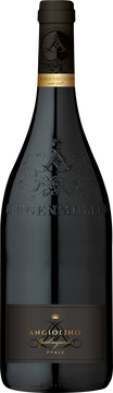 Ein Spätburgunder der seines Gleichen sucht. Einerseits zeigt unser "Angiolino" viel Eleganz und Kraft, auf der anderen Seite verpackt er seine Nuancen in eine harmonische Komposition, gepaart mit saftigen, gut integrierten Tanninen. Auf Anregung des Sommeliers Angiolino Amato entstand ein Spätburgunder mit ausgeprägter Fruchtdiversität mit Tönen von Erdbeere, Kirsche, Brombeere und schwarzer Johannisbeere sowie kräutrigen Nuancen. Ein toller Begleiter für feine Wildgerichte oder als Digestif zum Verweilen.
