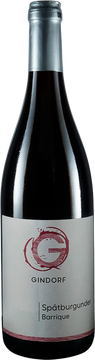 Eine kirschrote Farbe mit granatroten Akzenten, die hervorragend die 12 Monate widerspiegelt, die der Wein in neutralen französischen Eichenfässern verbracht hat.
In der Nase sind die Fruchtaromen klar und typisch für den Pinot Noir, ergänzt durch Noten von französischer Eiche - Vanille, Karamell und Rauch, der an einen feinen schottischen Whisky erinnert.
Am Gaumen zeigt dieser Mosel-Burgunder eine wunderbar eingebundene Säure und ein nicht zu trockenes Mundgefühl, obwohl er fast keinen Restzucker hat. Sehr angenehme Tannine und der ausgeprägte Barrique-Ton machen diesen Spätburgunder zu einem idealen Begleiter von Schweinefleisch und Wildgerichten.